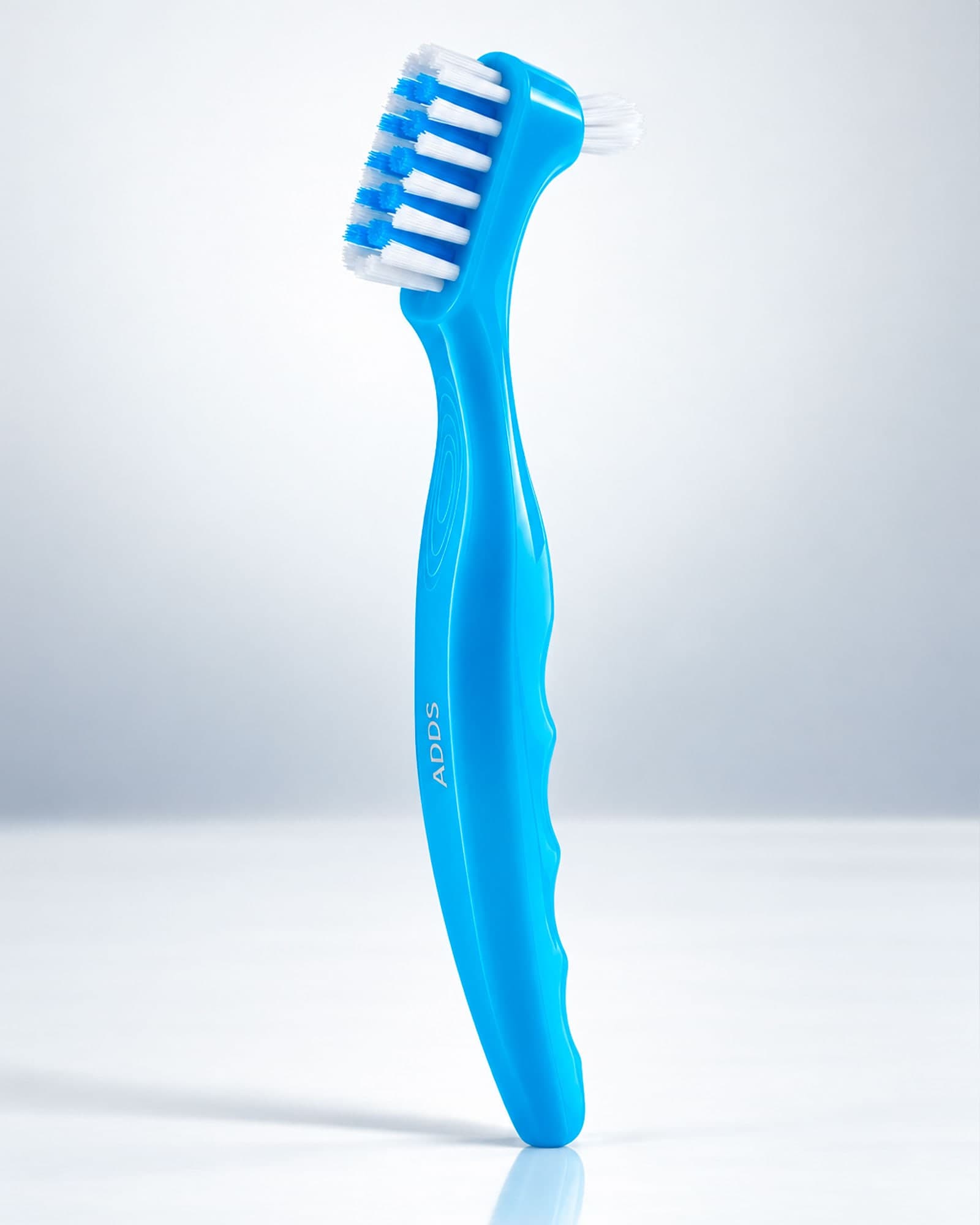 ADDS PróClean azul de pé, mostrando a cabeça grande de cerdas e o tufo cônico na outra ponta