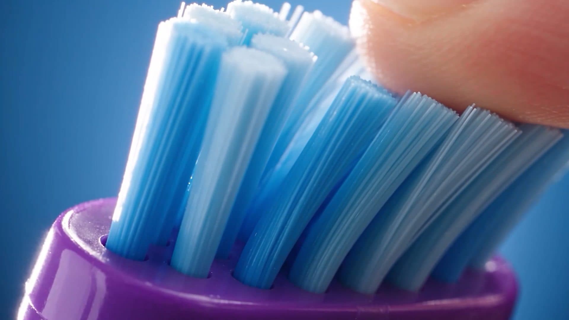 Cerdas extramacias da ADDS Implant em macro, cedendo sob a pressão de um dedo