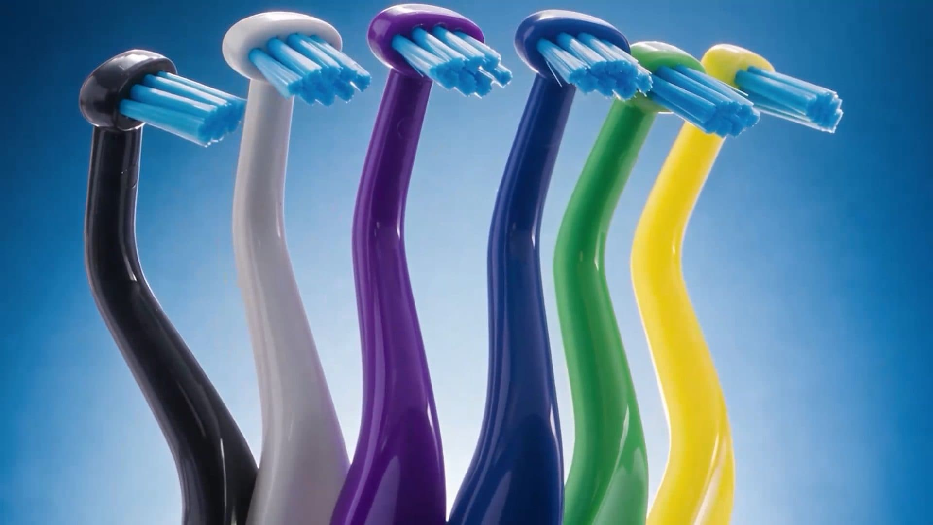 As seis cores da escova ADDS Implant lado a lado, com as cerdas azuis em destaque