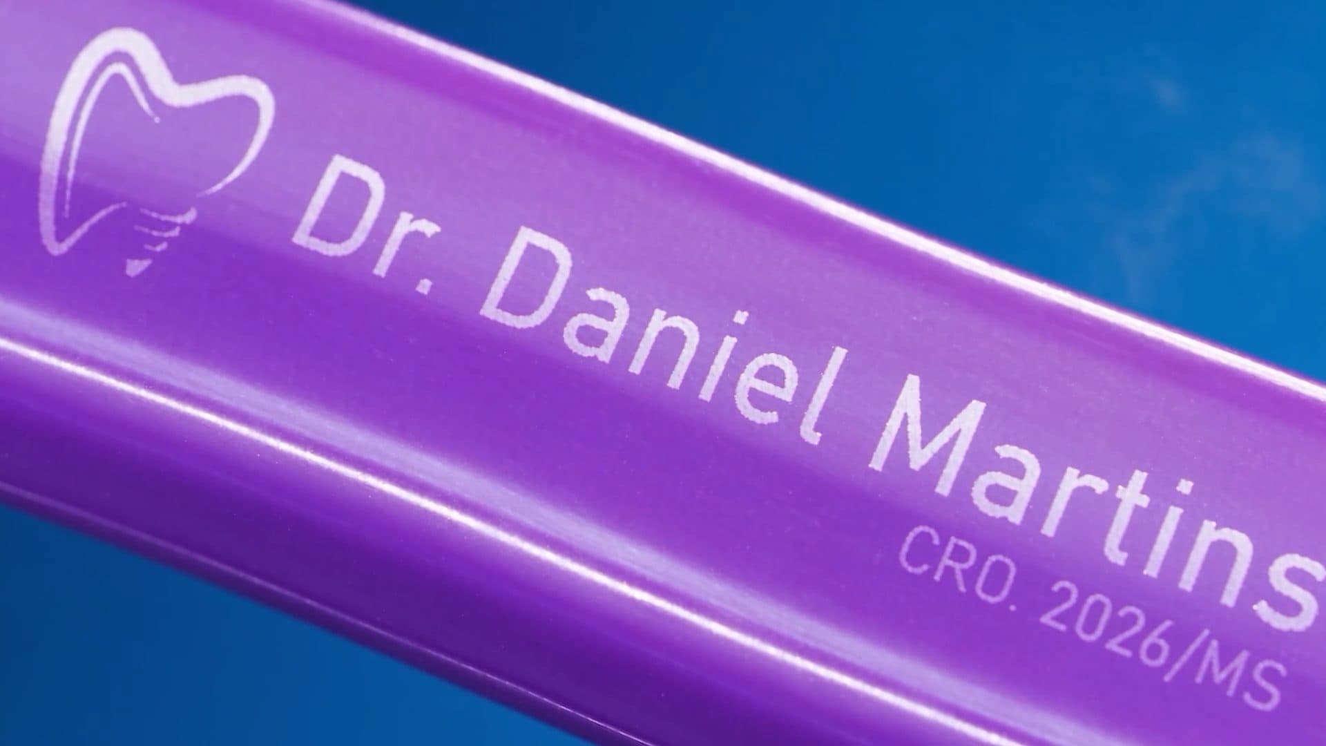 Cabo da escova ADDS Implant com o nome e o CRO de um dentista gravados a laser