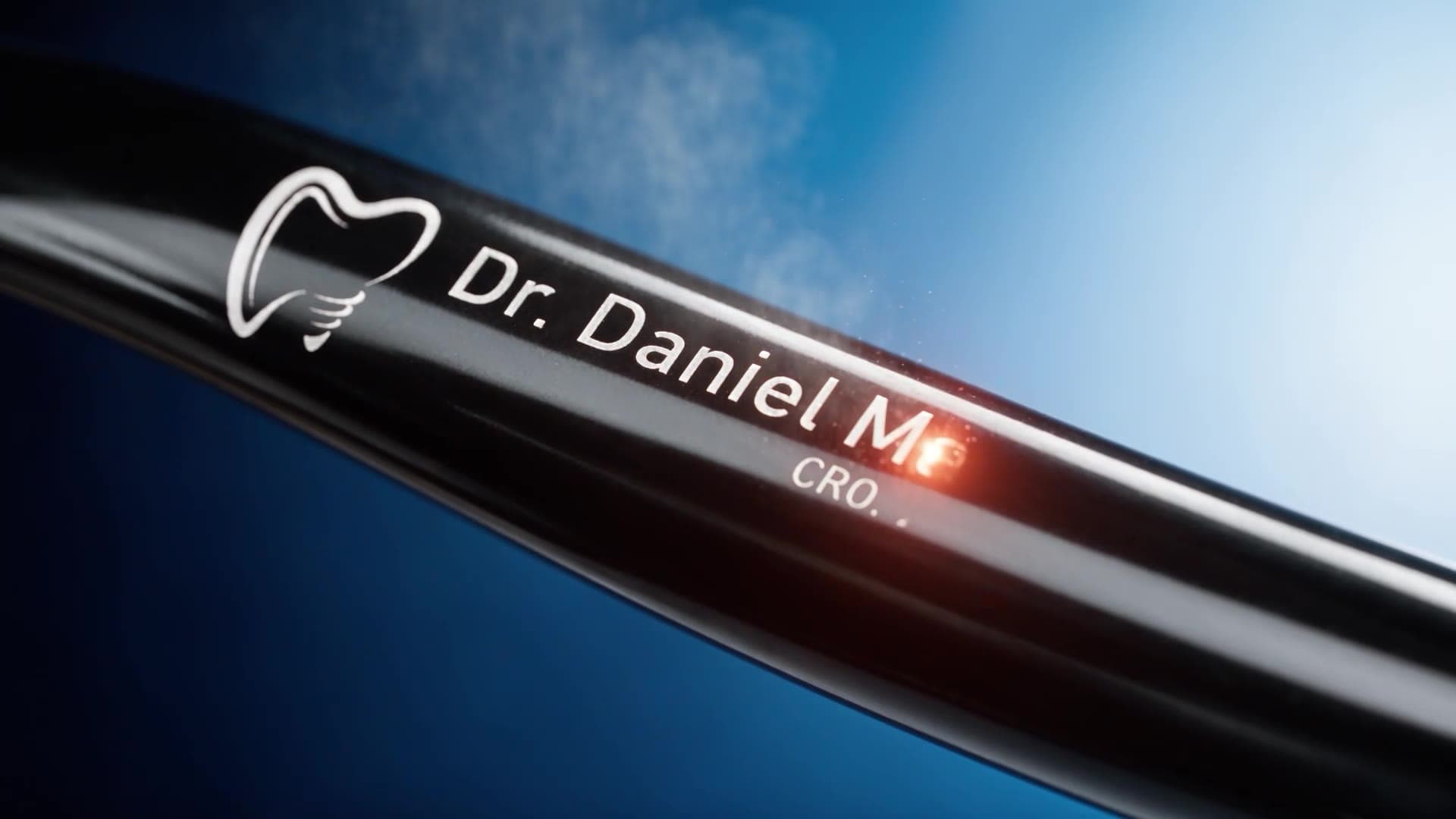 Cabo preto da ADDS Ultra com o nome de um dentista gravado a laser