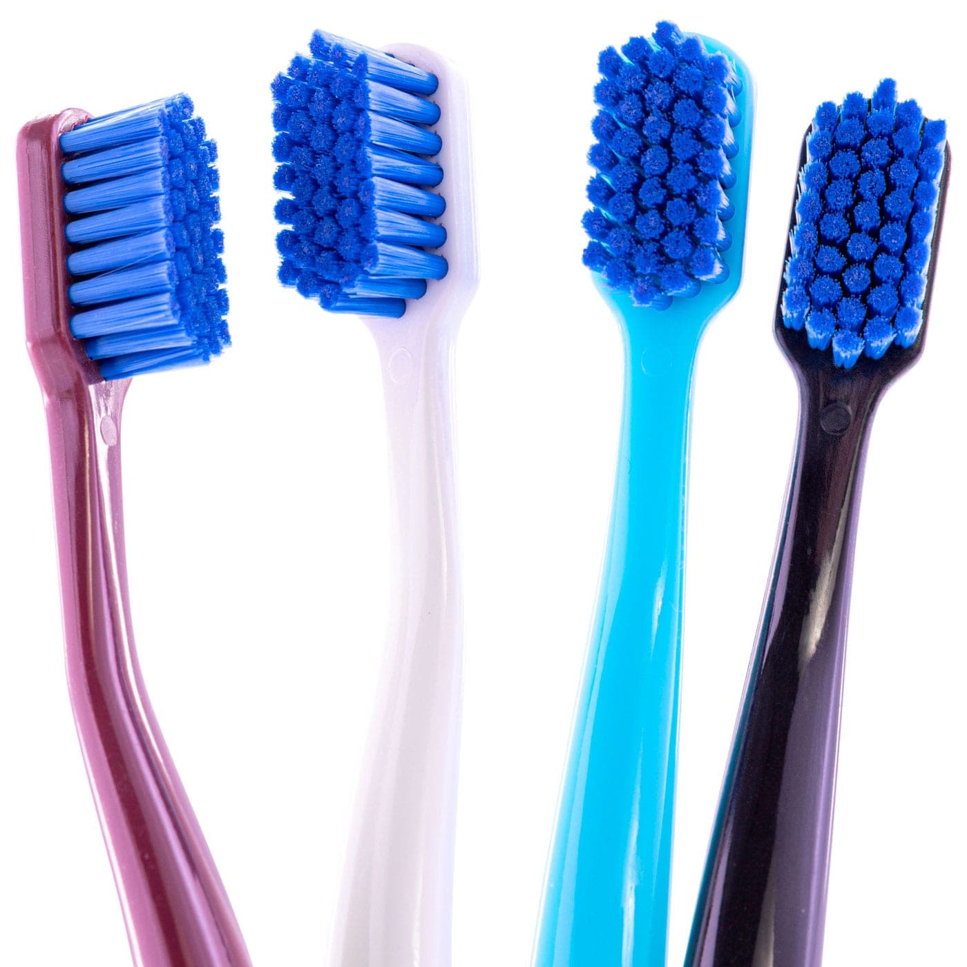 Quatro escovas ADDS Ultra em leque, mostrando as cabeças e os cabos bordô, branco, azul e preto