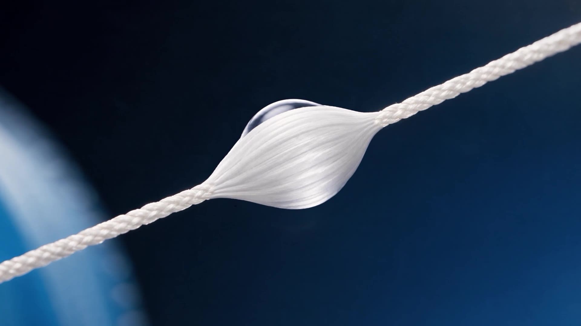 Fio dental ADDS Expanding se expandindo no meio do fio, em macro